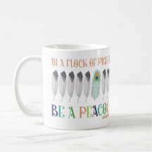 ハトの群れの中で孔雀をする