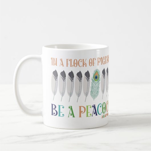 ハトの群れの中で孔雀をする コーヒーマグカップ (左)