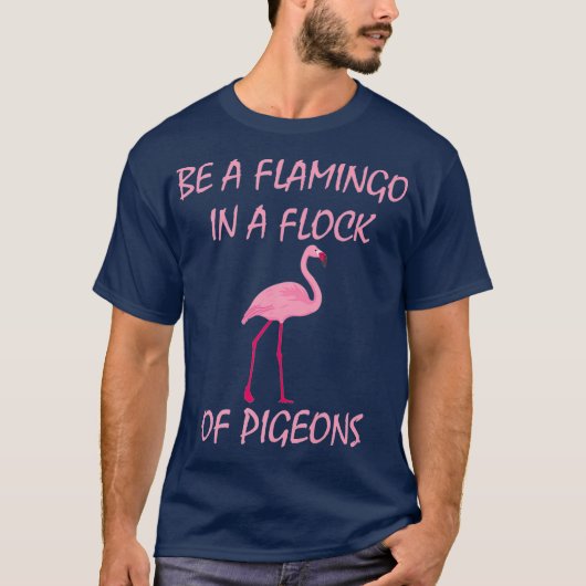 ハトの群れの中のフラミンゴである Tシャツ (正面)