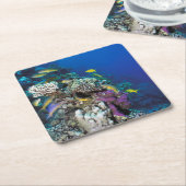 ハトフィッシュが群のまわりにれをなす小さな珊瑚 スクエアペーパーコースター (アングル)