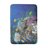 ハトフィッシュが群のまわりにれをなす小さな珊瑚 バスマット (正面縦)