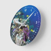 ハトフィッシュが群のまわりにれをなす小さな珊瑚 ラウンド壁時計 (傾斜)
