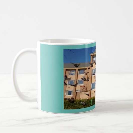 ハト来がコーヒーのジョッキを取りに来た コーヒーマグカップ (左)