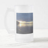 ハト湖によって曇らされるマグ フロストグラスビールジョッキ (左)