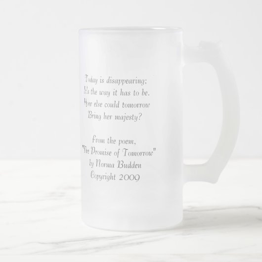 ハト湖によって曇らされるマグ フロストグラスビールジョッキ (右)