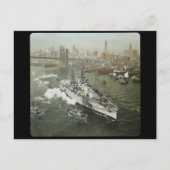 ハドソン川に浮かぶ第二次世界大戦の戦艦ヴィンテージ ポストカード (正面)