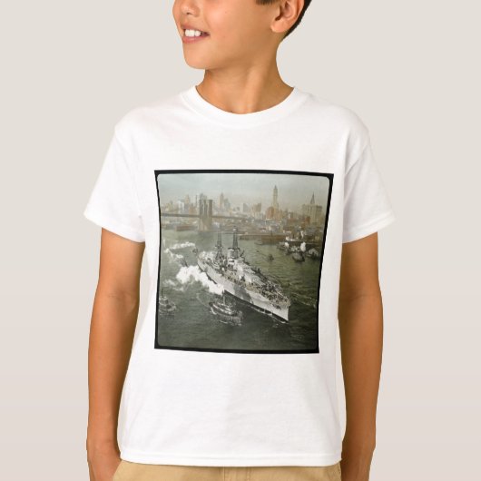 ハドソン川のヴィンテージのWWIIの戦艦 Tシャツ (正面)