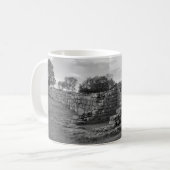 ハドリアンの壁に黒いカルツの櫓 コーヒーマグカップ (正面左)