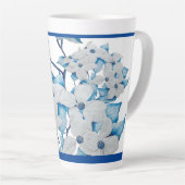 ハナミズキの花と大きなラテ カフェラテマグ (右アングル)