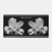 ハナミズキは白と黒に咲パーソナライズされたく デスクマット (正面)