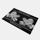 ハナミズキは白と黒に咲パーソナライズされたく ドアマット (アングル)