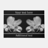 ハナミズキは白と黒に咲パーソナライズされたく ドアマット (正面)