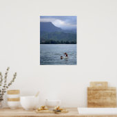 ハナリー湾のパドルボードに乗った犬と人間 ポスター (キッチン)