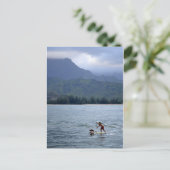ハナリー湾はがき内のパドルボードの男と犬 ポストカード (スタンド正面)