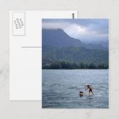 ハナリー湾はがき内のパドルボードの男と犬 ポストカード (正面/裏面)