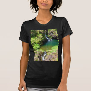 ハナ、マウイ、ハワイへの道に沿う滝 Tシャツ