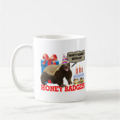 ハニーアバッジャーハッピーフリーキン誕生日マグ コーヒーマグカップ (左)