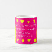 ハニーテディベアのメッセージ黄色のピンクマグ コーヒーマグカップ (中央)