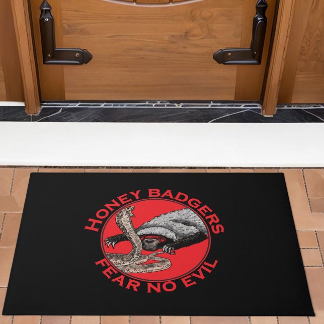 ハニーバッガーバトラス引用文 ドアマット (Honey badgers fear no evil quote red and black doormat funny badass wild animal art)