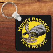 ハニーバッジャーは悪い黄色の怖い動物アートを恐れない キーホルダー (正面)