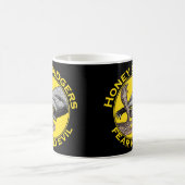 ハニーバッジャーは悪い黄色の怖い動物アートを恐れない コーヒーマグカップ (中央)