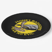 ハニーバッジャーは悪い黄色の怖い動物アートを恐れない ペーパープレート (アングル)