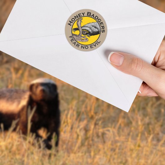 ハニーバッジャーは悪い黄色の怖い動物アートを恐れない ラウンドシール