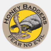 ハニーバッジャーは悪い黄色の怖い動物アートを恐れない ラウンドシール (正面)