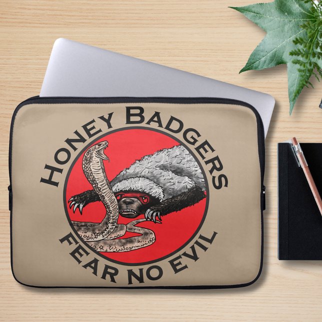 ハニーバッジャーズ怖くない悪引用文 ラップトップスリーブ (Honey badger fear no evil quote badass honey badger verses cobra snake illustration laptop sleeve)
