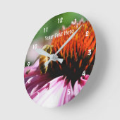 ハニービーオンピンクデイジーフラワー自然 ラウンド壁時計 (傾斜)