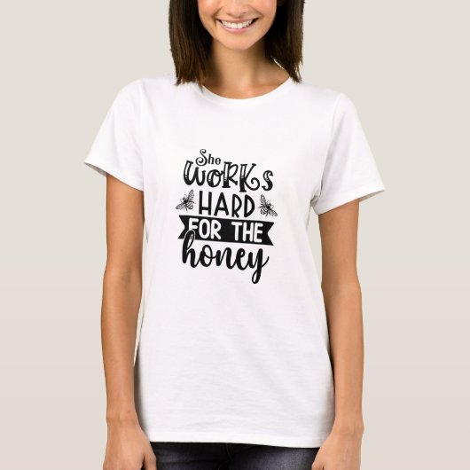 ハニー・ビーのために一生懸命働く彼女 Tシャツ (正面)