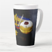 ハヌカの象徴的な静物画の休日のイ カフェラテマグ (右アングル)