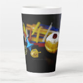 ハヌカの象徴的な静物画の休日のイ カフェラテマグ (正面)