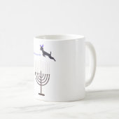 ハヌカーの（ユダヤ教）メノラーの黒のプードル犬のトナカイ コーヒーマグカップ (正面右)
