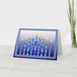 ハヌカーの（ユダヤ教）メノラーはカードの良否を明りにすかして調べます カード