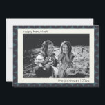 ハヌカーモダンフォトジオグラフィッ縁どクブルー シーズンカード<br><div class="desc">祝Lights of Lightsは、深いの青いトーンでジオメトエレガントリを取り入れたフォトモダンカードで縁どす。まだ洗練されたミニマルデザインは、大切な家族の写真を強調し、共有の休日の挨拶に有意義な方法を作る。あなたの家族の名前でパーソナライズしユニークて、心のこもったtouch。</div>