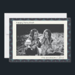 ハヌカーモダンフォトジオグラフィッ縁どクブルー シーズンカード<br><div class="desc">祝Lights of Lightsは、深いの青いトーンでジオメトエレガントリを取り入れたフォトモダンカードで縁どす。まだ洗練されたミニマルデザインは、大切な家族の写真を強調し、共有の休日の挨拶に有意義な方法を作る。あなたの家族の名前でパーソナライズしユニークて、心のこもったtouch。</div>