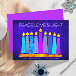 ハヌカーモダンボホキャンドル平和ラブライトブルー シーズンカード<br><div class="desc">「平和、愛、光」 ハヌカのよくはしゃぐ休日に使う（ユダヤ教）メノラーの中でボホの模様の蝋燭の救済イラストレーションとAとBとBとBとBとBの間の。カラフル箔のパターンを備えた多彩な青フェイクいキャンドルは、豊かな深いブルーのテクスチャ付きの背景をオーバーレイ。裏側フェイクのコーンフラワーブルーの背景にホットピンク紫色のダイヤモンドパターン箔。感じお送りいただく毎にホリデーシーズンの暖かさと喜び素晴らし、カラフル、ハヌカパーソナライズされたーのフラットグリーティングカード。封筒、シール、トートバッグ、ラッピング紙、サービングトレイ、ホームデコルなども揃っている。特別な人に送れ！あなたの選択の挨拶、名前と年を入力するだけで、このグリーティングカードを簡単にパーソナライズすることができる。質問や要望があれば私に連絡して下さい。</div>