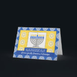 ハヌカー（ユダヤ教）メノラーの祖父母の星デビッド シーズンカード<br><div class="desc">背景に青いキャンドルが付いた銀華美色の（ユダヤ教）メノラー飾が、このハッピーハヌッカのカードのカバーを祖父母のために。カードはモザイクタイルの質感を持っている。アート、イメージ、詩の著作権© Shoaff Ballanger Studios,  2023.</div>