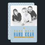 ハヌカー | Happy Hanukkah 1フォトカード 招待状<br><div class="desc">このカスタマイズ可能なデザインで家族や友人にハヌカーの挨拶を送モダンる。作品には、明るくキャンドルを描いた(ユダヤ教)メノラーをイメージした「ハッピーハヌカー輝く」という言葉が使われている。それぞれの文字はキャンドルの一つを表し、「ハッピーキャンドル」という言葉はキャンドルの中心となる。提供された文字テンプレートを使用して独自の挨拶と名前を追加してパーソナライズする。サンプルデザインを自分の家族の写真に置き換えて写真を完成させる。裏面はダビデの星パターンを特徴とするオールオーバーデザインと一致する青色。</div>