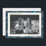 ハヌカ・ブルー・オンブル モダン幾何学パターン シーズンカード<br><div class="desc">おしゃれなハヌカのカード。美しい灰色と青のオンブルカラーの三角形のモダン幾何学パターンが特徴です。</div>