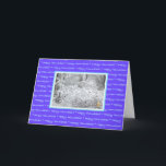 ハヌカ 祈り 雪の枝 ホリデー 折り紙カード シーズンカード<br><div class="desc">このハヌカ 祈り 雪の枝 ホリデー 折り紙カードは、青を背景にした「ハヌカ おめでとう」のリピートパターンに、冬の写真をあしらったデザインです。カードの内側には、「祝福がありますように、そしてあなたの季節が暖かさと光で満たされますように。ハヌカ おめでとう！」と書かれており、 その下には、季節の暖かさが感じられる小さなドレイデルが光っています。</div>