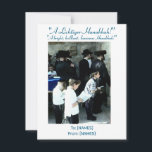 ハヌッカグリーティングカード@ the Western Wall 1990 シーズンカード<br><div class="desc">このChannukahカードは、重要な宗教場である西婚約した壁で祈りの言葉の個人のグループを特徴としている。この画像は、黒い帽子や祈りの言葉の肩掛けを含む、全てユダヤ人の装伝統的装で身を包んだ大人と子供のミックスを取り込んでいる。個人は宗教的な遵守に深く浸って祈りの言葉の本を持っている。シーンは古代の石壁に対して設定され、イメージに歴史的およびスピリチュアルのコンテキストを追加する。</div>