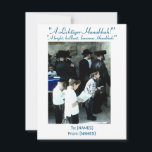 ハヌッカグリーティングカード@ the Western Wall 1990 シーズンカード<br><div class="desc">このChannukahカードは、重要な宗教場である西婚約した壁で祈りの言葉の個人のグループを特徴としている。この画像は、黒い帽子や祈りの言葉の肩掛けを含む、全てユダヤ人の装伝統的装で身を包んだ大人と子供のミックスを取り込んでいる。個人は宗教的な遵守に深く浸って祈りの言葉の本を持っている。シーンは古代の石壁に対して設定され、イメージに歴史的およびスピリチュアルのコンテキストを追加する。</div>