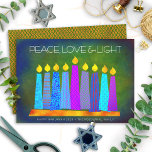 ハヌッカシックbohoキャンドル平和ラブライトグリーン シーズンカード<br><div class="desc">「平和、愛、光」 ハヌカのよくはしゃぐ休日に使う（ユダヤ教）メノラーの中でボホの模様の蝋燭の救済イラストレーションとAとBとBとBとBとBの間の。カラフル箔のパターンを備えた多彩な青フェイクいキャンドルは、豊かな深いの緑のテクスチャ付きの背景をオーバーレイ。裏面フェイクの緑色の背景に銅ダイヤモンドパターン箔。感じお送りいただく毎にホリデーシーズンの暖かさと喜び素晴らし、カラフル、ハヌカパーソナライズされたーのフラットグリーティングカード。封筒、シール、トートバッグ、ラッピング紙、サービングトレイ、ホームデコルなども揃っている。特別な人に送れ！あなたの選択の挨拶、名前と年を入力するだけで、このグリーティングカードを簡単にパーソナライズすることができる。ご質問やご要望があれば、お知らせ下さい。ラベル:</div>