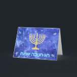 ハヌッカスノーストーム（ユダヤ教）メノラー シーズンカード<br><div class="desc">嵐の白熱［赤熱］光を放つ中の雪片を連想させる青と白のフラクタル金ゴールドに青と白の文字の（ユダヤ教）メノラー「チャグチャヌッカサマ白熱［赤熱］光を放つ」（ハッピーハヌッカサマ）を重ね合わせたハヌカー。</div>