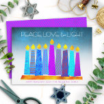 ハヌッカボホキャンドルピースラブライトターコイズ シーズンカード<br><div class="desc">「平和、愛、光」 ハヌカのよくはしゃぐ休日に使う（ユダヤ教）メノラーの中でボホの模様の蝋燭の救済イラストレーションとAとBとBとBとBとBの間の。カラフルフォイルのパターンフェイクを持つ多彩な青いキャンドルは、白いテクスチャの背景にターコイズのグラデーションをオーバーレイ。裏側フェイクのコーンフラワーブルーの背景にホットピンク紫色のダイヤモンドパターン箔。感じお送りいただく毎にホリデーシーズンの暖かさと喜び素晴らし、カラフル、ハヌカパーソナライズされたーのフラットグリーティングカード。封筒、シール、トートバッグ、ラッピング紙、サービングトレイ、ホームデコルなども揃っている。特別な人に送れ！あなたの選択の挨拶、名前と年を入力するだけで、このグリーティングカードを簡単にパーソナライズすることができる。質問や要望があれば私に連絡して下さい。</div>