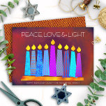 ハヌッカボホパターンキャンドル平和ラブライトレッド シーズンカード<br><div class="desc">「平和、愛、光」 ハヌカのよくはしゃぐ休日に使う（ユダヤ教）メノラーの中でボホの模様の蝋燭の救済イラストレーションとAとBとBとBとBとBの間の。カラフル箔のパターンを備えた多彩な青いキャンドルフェイクは、豊かな深いレンガの赤いオレンジ色のテクスチャ付きの背景をオーバーレイ。裏面フェイクのレンガの赤い背景に銅ダイヤモンドパターン箔。感じお送りいただく毎にホリデーシーズンの暖かさと喜び素晴らし、カラフル、ハヌカパーソナライズされたーのフラットグリーティングカード。封筒、シール、トートバッグ、ラッピング紙、サービングトレイ、ホームデコルなども揃っている。特別な人に送れ！あなたの選択の挨拶、名前と年を入力するだけで、このグリーティングカードを簡単にパーソナライズすることができる。質問や要望があれば私に連絡して下さい。</div>