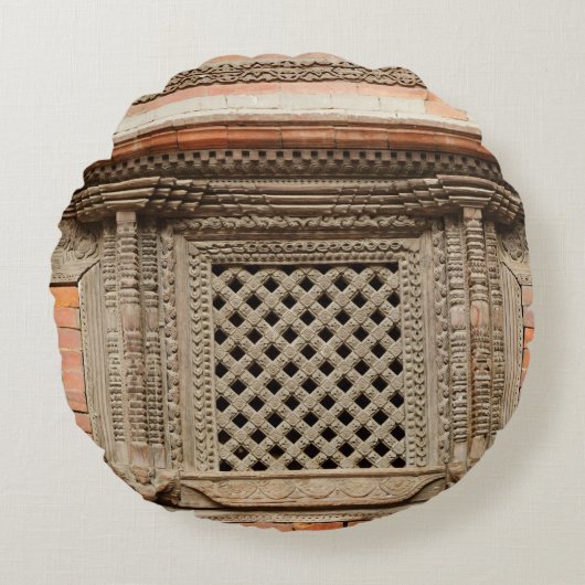 ハヌマンのナサンチョークコートヤードの古窓 ラウンドクッション (正面)