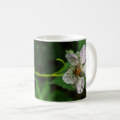 ハネビーがブラックベリーのフラワーマグに受粉 コーヒーマグカップ (正面右)